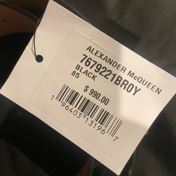 ALEXANDER MCQUEEN
Leather Oversized Seal Logo Belt. Size 85. - Picture 6 of 6